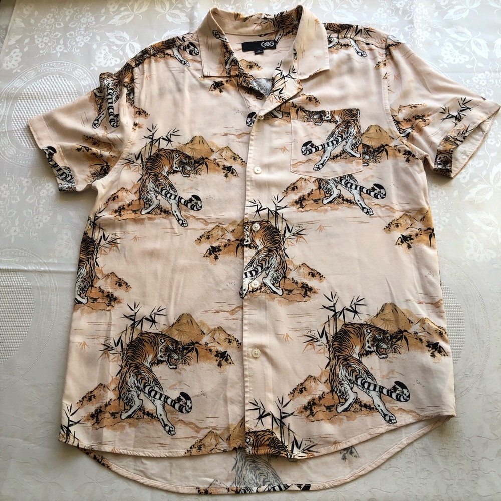 GBG Los Angeles Beige/Brown Tiger Print Casual Button Down Shirt Men’s Size M